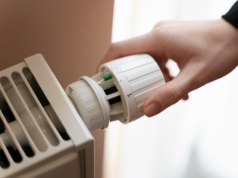 Mieszkaniowa pułapka energetyczna. Gigantyczne podwyżki za ciepło uderzają w mieszkańców bloków