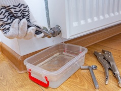 Odpowietrzanie grzejnika w sezonie grzewczym. Instrukcja krok po kroku. Nie popełnij tego błędu