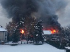 Duży pożar magazynu w Skawinie. Apel o zamknięcie okien