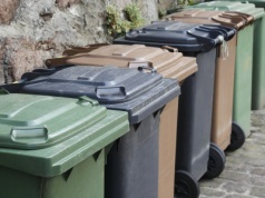 Koniec z wożeniem ubrań do PSZOK. Nowe pojemniki przy śmietnikach od 1 stycznia 2026 r.