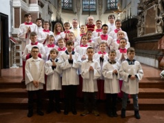 Kolejni chłopcy chcą służyć przy ołtarzu