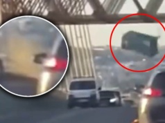 To spadło z gigantycznego dźwigu. Uderzyło w most pełen samochodów. Nagranie szokuje