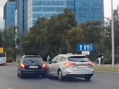 Taksówkarz od stłuczek przyłapany. Widać, jak „pomógł”, by do zderzenia doszło