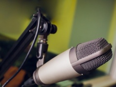 Kradzież głosu znanego lektora z AI? Pierwszy taki pozew w Polsce