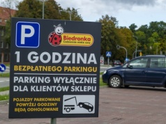 Biedronka wprowadza nowe zasady na parkingach. Koniec z biletomatami