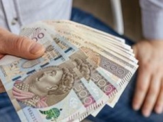 Tak minął dzień: nowe dane o zarobkach i przemyśle, odszkodowania dla klientów Pekao
