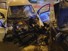 Poważny wypadek na rondzie przy zamku w Lublinie. Jedna osoba była zakleszczona w pojeździe