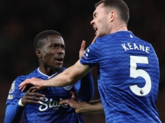 Uderzył kolegę i otrzymał czerwoną kartkę! Jego drużyna i tak ograła Manchester United