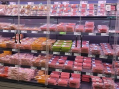 Lidl właśnie zaczął oklejać mięso żółtymi etykietami. Sieć wyjaśnia powód