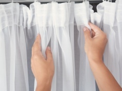 Wypierz w tym firanki w listopadzie. Będą białe i pachnące do świąt