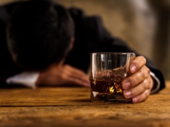 Między dwoma światami. Emigracja, samotność i alkohol