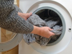 Jak uratować skurczony sweter? Moja babcia chowa go zamrażarki