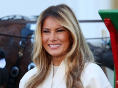 Wyszła cała w bieli. Jeden akcent skupił uwagę zebranych