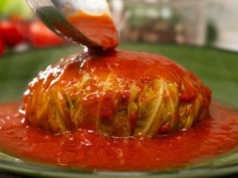 Przy zwijaniu gołąbków wykorzystuję sprawdzony trik z miseczką. Nigdy mnie nie zawiódł