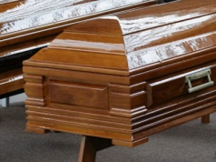 Obudziła się w trumnie przed kremacją. 