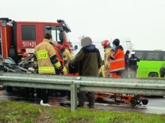 Flixbus zderzył się z oplem pod Wrocławiem. Autokar wpadł do rowu, kierująca osobówką jest w ciężkim stanie