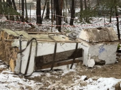 160-letnia kapliczka ucierpiała podczas zmiany lokalizacji i przygotowań do renowacji