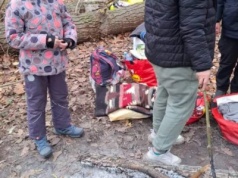 Matka z dwójką dzieci koczowała nad Wisłą. Siedzieli przy ognisku