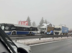 Poważny wypadek na zakopiance. Ciężarówka uderzyła w autobus MPK – cztery osoby w szpitalu (Galeria)