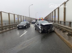 Wyprzedzała na łuku na estakadzie. Uderzyła w barierki i drugie auto