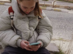 Młodzi wierzą bezgranicznie Chatowi GPT. Ten trend pogłębia problem fake newsów