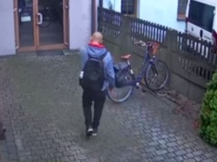 Ten mężczyzna ukradł rower. Policja prosi świadków zdarzenia o kontakt