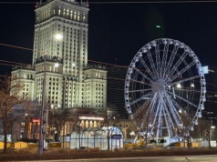 15-latek z Ukrainy wspiął się po zmroku na diabelski młyn na placu Defilad. Wiemy, jak się tłumaczył
