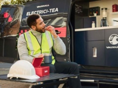 Vauxhall żartuje z przyzwyczajeń Brytyjczyków. Vivaro Electrici-TEA – elektryczny van, który parzy idealną herbatę