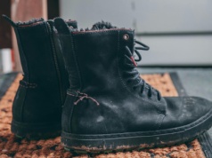 Genialny patent na śmierdzące buty. Wrzuć to do nich, a po nocy będą pachnieć jak nowe