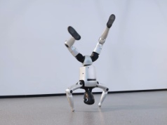 MagicBot Z1 to prawdziwy akrobata. Zrobi salto w tył i jeszcze ucieknie przed strzałami