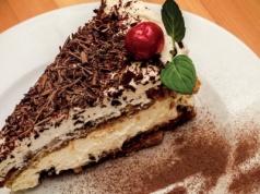 Obłędnie pyszne ciasto z budyniem. Nawet nie musisz włączać piekarnika