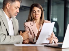 Rusza rewolucja: nowe zasady stażu pracy, wynagrodzeń i zwolnień lekarskich