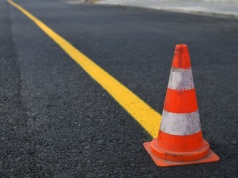 Pomarańczowe linie na drogach. Subtelny sygnał, który działa na podświadomość