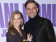 Agnieszka Kaczorowska w eleganckim garniturze. Z Marcinem Rogacewiczem bryluje na ściance