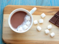 Gorąca czekolada z cynamonem i piankami