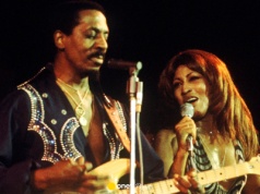 Tina Turner opisała koszmar, który zgotował jej były mąż. "Uderzał mnie prawidłem po głowie"