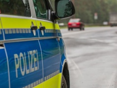 Policjanci patrzą na opony. Brak jednego symbolu oznacza mandat