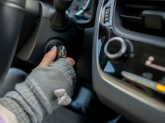 Jak odpalić zimą auto, żeby nie niszczyć silnika? Jest sposób, żeby uniknąć tego błędu