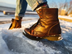 ​Przyklej to do podeszwy butów. Śliskie chodniki przestaną być wyzwaniem