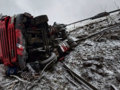 Ciężarówka wypadła z drogi (ZDJĘCIA)