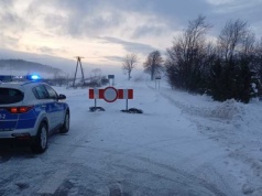 Zamieć śnieżna uwięziła kierowców na drodze. Potrzebna była pomoc służb