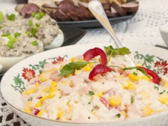 Niby hawajska, ale bardzo polska. Sałatka z lat 90. nadal robi furorę, nie tylko na andrzejki