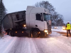 Dwie ciężarówki wypadły z drogi. Zimowe warunki eliminują kolejnych kierowców