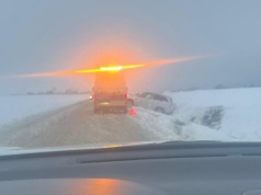 Auta w rowach, drzewa łamiące się pod ciężarem śniegu. Zimowa aura daje o sobie znać