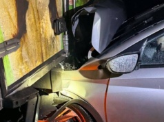 Groźny wypadek na autostradzie A1. Na wysokości Starczy osobówka zderzyła się z busem