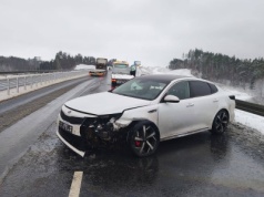 Kolizja na obwodnicy. Rozpędzona Kia uderzyła w bariery na DK15