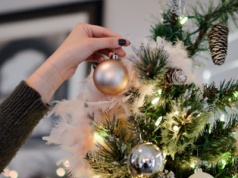 Jak udekorować choinkę w tym roku? Najnowsze trendy i pomysły na ozdoby