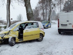 Mały Peugeot na letnich oponach uderzył w busa