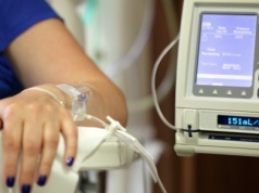 Testy wielogenowe mogą pomóc pacjentkom z rakiem piersi. "Pozwalają bezpiecznie uniknąć chemioterapii"