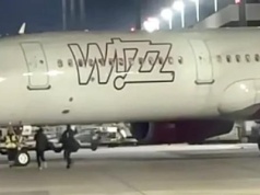 Sceny jak z jakiegoś filmu. Spóźnieni pasażerowie gonili samolot